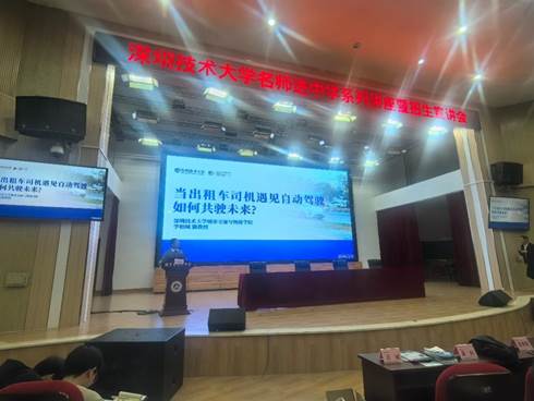 图片包含 室内, 天花板, 活, 房间 AI 生成的内容可能不正确。