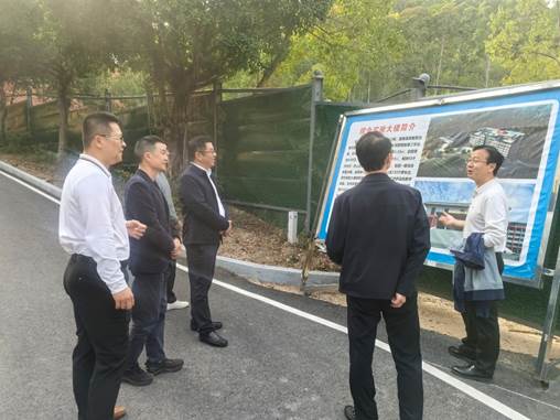 人们走在路上 AI 生成的内容可能不正确。