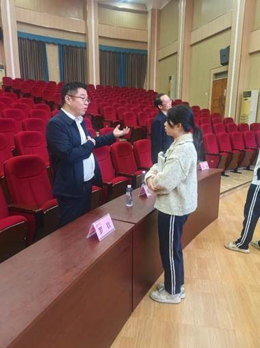 一群人站在桌子边